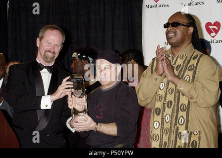 Feb 19, 2001; Los Angeles, CA, USA; MusiCares 2001 wurde zu Ehren th personne des Jahres: Paul Simon - jpgSimonWonderGreen SimonWonderGreen01A 01 eine Veranstaltung in Hollywood Leben - Kalifornien, Red Carpet Event, USA, Filmindustrie, Prominente, Fotografie, Bestof, Kunst, Kultur und Unterhaltung, Topix prominente Mode, Besten, Hollywood Leben, Event in Hollywood Leben - Kalifornien, backstage Trophäe, Auszeichnungen zeigen, Film Stars, TV Stars, Musik, Promis, Topix, Bestof, Kunst, Kultur und Unterhaltung, Fotografie, Anfrage tsuni@Gamma-USA.com, Kredit Tsuni/USA, Stockfoto