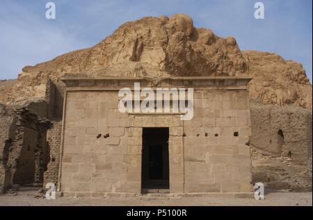 Tal der Handwerker. Ruinen von Set Maat Siedlung, die Heimat der Handwerker, die auf den Gräbern im Tal der Könige in der 18. bis 20 Dynastien gearbeitet. Tempel der Hathor und Maat in ptolemäischer Zeit gebaut. Blick von Außen. Neuen Reich. Deir el-Medina. Ägypten. Stockfoto