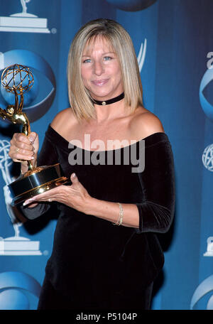 Barbra Streisand auf der 53 Primetime Emmy Awards im Shubert Theatre in Los Angeles Sonntag, November 4,2001. Sie schloß die Show und gewann einen Emmy für die individuelle Leistung in einer Vielzahl oder Musik Programm. - StraisandBarbra 03 A. jpgStraisandBarbra 03 eine Veranstaltung in Hollywood Leben - Kalifornien, Red Carpet Event, USA, Filmindustrie, Prominente, Fotografie, Bestof, Kunst, Kultur und Unterhaltung, Topix prominente Mode, Besten, Hollywood Leben, Event in Hollywood Leben - Kalifornien, backstage Trophäe, Auszeichnungen zeigen, Film Stars, TV Stars, Musik, Promis, Topix, Bestof Stockfoto