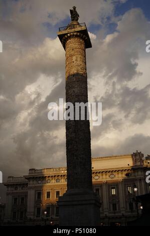 Die Spalte des Marcus Aurelius. Römische Sieg dorischen Säule mit einer Spirale Entlastungen, schildert die vicotries des Kaisers gegen die Germanen und Sarmaten. Um 193 N.CHR. abgeschlossen Marmor aus Carrara. Piazza Colonna. Rom. Italien. Stockfoto