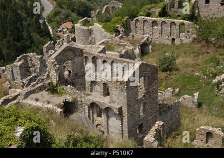 Griechenland. Mystras. Der Palast von Despoten. Dominiert die Oberstadt von mystra. Es ist ein großer Komplex von Gebäuden, die zu verschiedenen Zeiten der Bau. Peloponnes. Stockfoto