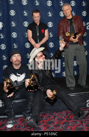 U2 backstage bei der 48Th Grammy Awards im Staples Center in Los Angeles, Mittwoch, 8. Februar 2006 - U2 107.jpgU2 107 Veranstaltung in Hollywood Leben - Kalifornien, Red Carpet Event, USA, Filmindustrie, Prominente, Fotografie, Bestof, Kunst, Kultur und Unterhaltung, Topix prominente Mode, Besten, Hollywood Leben, Event in Hollywood Leben - Kalifornien, backstage Trophäe, Auszeichnungen zeigen, Film Stars, TV Stars, Musik, Promis, Topix, Bestof, Kunst, Kultur und Unterhaltung, Fotografie, Anfrage tsuni@Gamma-USA.com, Kredit Tsuni/USA, 2000-2001 -2002-2003-2004 Stockfoto