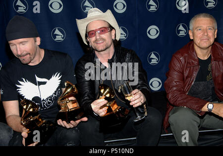 U2 backstage bei der 48Th Grammy Awards im Staples Center in Los Angeles, Mittwoch, 8. Februar 2006 - U2 109.jpgU2 109 Veranstaltung in Hollywood Leben - Kalifornien, Red Carpet Event, USA, Filmindustrie, Prominente, Fotografie, Bestof, Kunst, Kultur und Unterhaltung, Topix prominente Mode, Besten, Hollywood Leben, Event in Hollywood Leben - Kalifornien, backstage Trophäe, Auszeichnungen zeigen, Film Stars, TV Stars, Musik, Promis, Topix, Bestof, Kunst, Kultur und Unterhaltung, Fotografie, Anfrage tsuni@Gamma-USA.com, Kredit Tsuni/USA, 2000-2001 -2002-2003-2004 Stockfoto