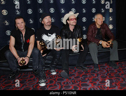 U2 backstage bei der 48Th Grammy Awards im Staples Center in Los Angeles, Mittwoch, 8. Februar 2006 - U2 110.jpgU2 110 Veranstaltung in Hollywood Leben - Kalifornien, Red Carpet Event, USA, Filmindustrie, Prominente, Fotografie, Bestof, Kunst, Kultur und Unterhaltung, Topix prominente Mode, Besten, Hollywood Leben, Event in Hollywood Leben - Kalifornien, backstage Trophäe, Auszeichnungen zeigen, Film Stars, TV Stars, Musik, Promis, Topix, Bestof, Kunst, Kultur und Unterhaltung, Fotografie, Anfrage tsuni@Gamma-USA.com, Kredit Tsuni/USA, 2000-2001 -2002-2003-2004 Stockfoto