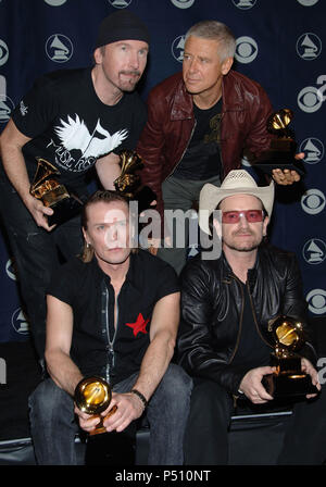 U2 backstage bei der 48Th Grammy Awards im Staples Center in Los Angeles, Mittwoch, 8. Februar 2006 - U2 111.jpgU2 111 Veranstaltung in Hollywood Leben - Kalifornien, Red Carpet Event, USA, Filmindustrie, Prominente, Fotografie, Bestof, Kunst, Kultur und Unterhaltung, Topix prominente Mode, Besten, Hollywood Leben, Event in Hollywood Leben - Kalifornien, backstage Trophäe, Auszeichnungen zeigen, Film Stars, TV Stars, Musik, Promis, Topix, Bestof, Kunst, Kultur und Unterhaltung, Fotografie, Anfrage tsuni@Gamma-USA.com, Kredit Tsuni/USA, 2000-2001 -2002-2003-2004 Stockfoto