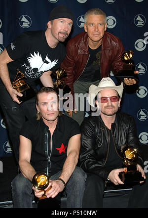 U2 backstage bei der 48Th Grammy Awards im Staples Center in Los Angeles, Mittwoch, 8. Februar 2006 - U2 112.jpgU2 112 Veranstaltung in Hollywood Leben - Kalifornien, Red Carpet Event, USA, Filmindustrie, Prominente, Fotografie, Bestof, Kunst, Kultur und Unterhaltung, Topix prominente Mode, Besten, Hollywood Leben, Event in Hollywood Leben - Kalifornien, backstage Trophäe, Auszeichnungen zeigen, Film Stars, TV Stars, Musik, Promis, Topix, Bestof, Kunst, Kultur und Unterhaltung, Fotografie, Anfrage tsuni@Gamma-USA.com, Kredit Tsuni/USA, 2000-2001 -2002-2003-2004 Stockfoto