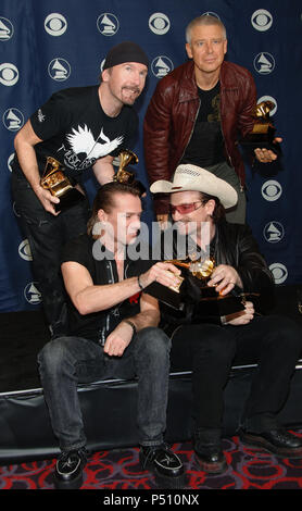 U2 backstage bei der 48Th Grammy Awards im Staples Center in Los Angeles, Mittwoch, 8. Februar 2006 - U2 114.jpgU2 114 Veranstaltung in Hollywood Leben - Kalifornien, Red Carpet Event, USA, Filmindustrie, Prominente, Fotografie, Bestof, Kunst, Kultur und Unterhaltung, Topix prominente Mode, Besten, Hollywood Leben, Event in Hollywood Leben - Kalifornien, backstage Trophäe, Auszeichnungen zeigen, Film Stars, TV Stars, Musik, Promis, Topix, Bestof, Kunst, Kultur und Unterhaltung, Fotografie, Anfrage tsuni@Gamma-USA.com, Kredit Tsuni/USA, 2000-2001 -2002-2003-2004 Stockfoto