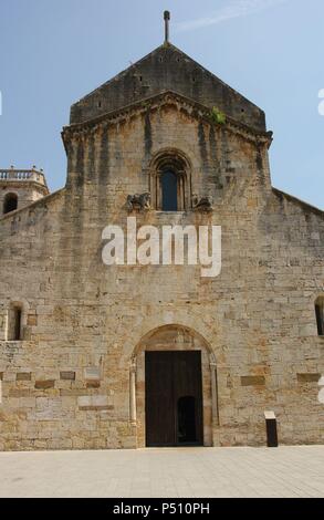 ARTE ROMANICO. ESPAÑA. IGLESIA PARROQUIAL DE SAN PEDRO (SANT PERE). Es la antigua Iglesia abacial de un Monasterio Benedictino del S. X. an der Außenseite. Besalú. Comarca de la Garrotxa. Provincia de Girona. Cataluña. Stockfoto