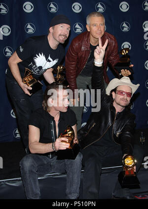 U2 backstage bei der 48Th Grammy Awards im Staples Center in Los Angeles, Mittwoch, 8. Februar 2006 - U2 198.jpgU2 198 Veranstaltung in Hollywood Leben - Kalifornien, Red Carpet Event, USA, Filmindustrie, Prominente, Fotografie, Bestof, Kunst, Kultur und Unterhaltung, Topix prominente Mode, Besten, Hollywood Leben, Event in Hollywood Leben - Kalifornien, backstage Trophäe, Auszeichnungen zeigen, Film Stars, TV Stars, Musik, Promis, Topix, Bestof, Kunst, Kultur und Unterhaltung, Fotografie, Anfrage tsuni@Gamma-USA.com, Kredit Tsuni/USA, 2000-2001 -2002-2003-2004 Stockfoto