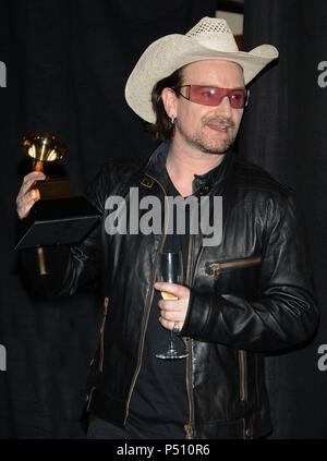 U2 (Bono) backstage bei der 48Th Grammy Awards im Staples Center in Los Angeles, Mittwoch, 8. Februar 2006 - U2 Bono 100.jpgU2 Bono 100 Veranstaltung in Hollywood Leben - Kalifornien, Red Carpet Event, USA, Filmindustrie, Prominente, Fotografie, Bestof, Kunst, Kultur und Unterhaltung, Topix prominente Mode, Besten, Hollywood Leben, Event in Hollywood Leben - Kalifornien, backstage Trophäe, Auszeichnungen zeigen, Film Stars, TV Stars, Musik, Promis, Topix, Bestof, Kunst, Kultur und Unterhaltung, Fotografie, Anfrage tsuni@Gamma-USA.com, Kredit Tsuni/USA, 2000-20 Stockfoto