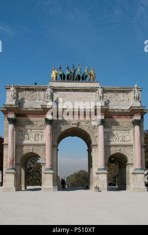 Neoklassizistische Kunst Bogen des Sieges des Carrousel (Arc der Triomphe du Carrousel). Napoleon Bonaparte bestellt, um es zu bauen in conmemoration seiner militärischen Siege (1805). Wurde zwischen 1806-1808 von dem Architekten Denon gebaut. Paris. Frankreich. Europa. Stockfoto