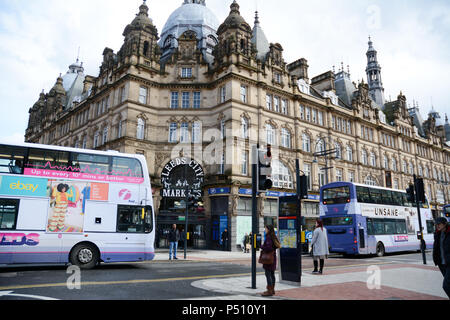 19. jahrhundert Viktorianischen Gotik und der Eingang zum kirkgate Markt in der englischen Stadt Leeds, Yorkshire, Vereinigtes Königreich. Stockfoto