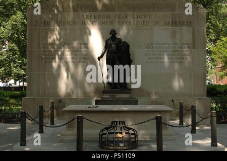 Vereinigten Staaten. Pennsylvania. Philadelphia. Grab des Unbekannten revolutionären Krieg Soldat, 1957. Durch G. Edwing Brumbaugh (1890-1983) und die Statue von George Washington von Jean Antoine Houdon (1741-1828). Stockfoto