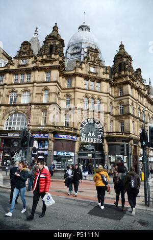 19. jahrhundert Viktorianischen Gotik und der Eingang zum kirkgate Markt in der englischen Stadt Leeds, Yorkshire, Vereinigtes Königreich. Stockfoto