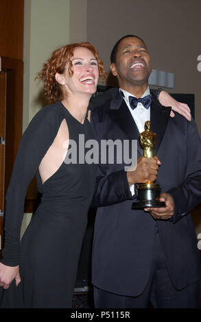 Julia Roberts und Denzel Washington, den besten Schauspieler, in der Druckerei auf dem 74. jährlichen Academy Awards im Kodak Theater in Hollywood Sonntag, 24. März 2002. - WashingtonD 50. jpgWashingtonD RobertsJ RobertsJ 50 Veranstaltung in Hollywood Leben - Kalifornien, Red Carpet Event, USA, Filmindustrie, Prominente, Fotografie, Bestof, Kunst, Kultur und Unterhaltung, Topix prominente Mode, Besten, Hollywood Leben, Event in Hollywood Leben - Kalifornien, backstage Trophäe, Auszeichnungen zeigen, Film Stars, TV Stars, Musik, Promis, Topix, Bestof, Kunst, Kultur und Unterhaltung, Foto Stockfoto