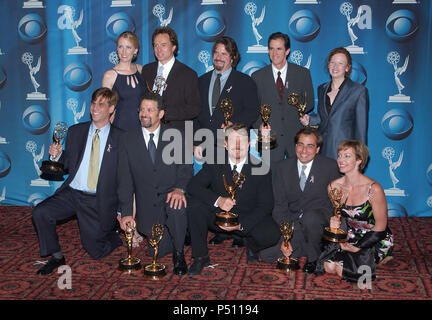 Gruppe von 'The West Wing' einschließlich Darsteller Bradford Whitley (hintere Reihe, zweiter von links) und Allison Janney, (untere Reihe, rechts) auf der 53. Primetime Emmy Awards im Shubert Theatre in Los Angeles Sonntag, November 4,2001. Show gewann Best Drama Series. - WestWing. jpgWestWing Ereignis in Hollywood Leben - Kalifornien, Red Carpet Event, USA, Filmindustrie, Prominente, Fotografie, Bestof, Kunst, Kultur und Unterhaltung, Topix prominente Mode, Besten, Hollywood Leben, Event in Hollywood Leben - Kalifornien, backstage Trophäe, Auszeichnungen zeigen, Film Stars, TV Stars, Stockfoto