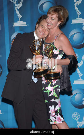 Bradley Whitford und Allison Janney mit Emmys auf der 53 Primetime Emmy Awards im Shubert Theatre in Los Angeles Sonntag, November 4,2001. Sie gewannen die Emmys für 'The West Wing'-JanneyAllison WhitfordBr 001.jpgWhitfordBr JanneyAllison 001 Veranstaltung in Hollywood Leben - Kalifornien, Red Carpet Event, USA, Filmindustrie, Prominente, Fotografie, Bestof, Kunst, Kultur und Unterhaltung, Topix prominente Mode, Besten, Hollywood Leben, Event in Hollywood Leben - Kalifornien, backstage Trophäe, Auszeichnungen zeigen, Film Stars, TV Stars, Musik, Promis, Topix, Bestof Stockfoto