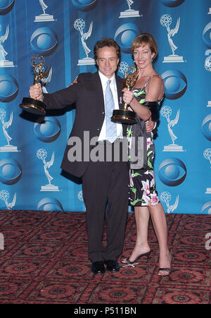 Bradley Whitford und Allison Janney mit Emmys auf der 53 Primetime Emmy Awards im Shubert Theatre in Los Angeles Sonntag, November 4,2001. Beide gewannen die Emmys für 'The West Wing'-WhitfordBr JanneyAllison002. jpgWhitfordBr JanneyAllison 002 Veranstaltung in Hollywood Leben - Kalifornien, Red Carpet Event, USA, Filmindustrie, Prominente, Fotografie, Bestof, Kunst, Kultur und Unterhaltung, Topix prominente Mode, Besten, Hollywood Leben, Event in Hollywood Leben - Kalifornien, backstage Trophäe, Auszeichnungen zeigen, Film Stars, TV Stars, Musik, Promis, Topix, Besto Stockfoto