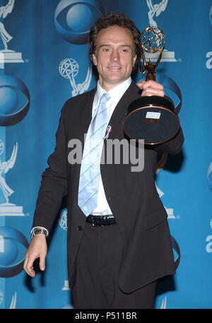 Bradley Whitford mit Emmy auf der 53 Primetime Emmy Awards im Shubert Theatre in Los Angeles Sonntag, November 4,2001. Er gewann Nebendarsteller in einer Drama Serie für "West Wing"-jpgWhitfordBradley WhitfordBradley 01 B 01B Event in Hollywood Leben - Kalifornien, Red Carpet Event, USA, Filmindustrie, Prominente, Fotografie, Bestof, Kunst, Kultur und Unterhaltung, Topix prominente Mode, Besten, Hollywood Leben, Event in Hollywood Leben - Kalifornien, backstage Trophäe, Auszeichnungen zeigen, Film Stars, TV Stars, Musik, Promis, Topix, Bestof, Kunst Kultur und En Stockfoto