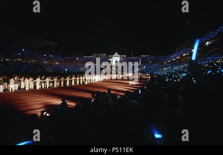 CEREMONIA DE INAUGURACION DE LOS JUEGOS OLIMPICOS DE BARCELONA'92 (23 de Julio de 1992). Momento en que el Público asistente participaba de los Actos agitando antorchas fluorescentes. Estadio Olímpico de Montjuïc. Barcelona. Cataluña. España. Stockfoto