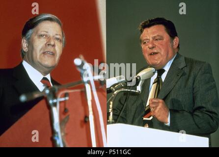 Helmut Schmidt (b 1918). Deutsche Sozialdemokratische Politikerin (links). Franz Josef Strauss (1915-1988). Deutsche Politiker. Christlich Soziale Union leader (rechts). Kandidaten für das 9. Deutsche Bundestagswahl. 1980. Stockfoto