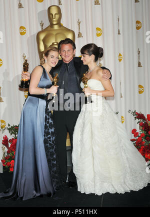 Kate Winslett, Sean Penn und Penelope Cruz - 81th Oscar Awards im Kodak Theater in Los Angeles. - WinslettKate PennSean CruzPenelope 039. jpgWinslettKate PennSean CruzPenelope 039 Event in Hollywood Leben - Kalifornien, Red Carpet Event, USA, Filmindustrie, Prominente, Fotografie, Bestof, Kunst, Kultur und Unterhaltung, Topix prominente Mode, Besten, Hollywood Leben, Event in Hollywood Leben - Kalifornien, backstage Trophäe, Auszeichnungen zeigen, Film Stars, TV Stars, Musik, Promis, Topix, Bestof, Kunst, Kultur und Unterhaltung, Fotografie, Anfrage tsuni Stockfoto