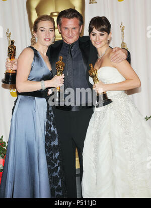 Kate Winslett, Sean Penn und Penelope Cruz - 81th Oscar Awards im Kodak Theater in Los Angeles. - WinslettKate PennSean CruzPenelope 041. jpgWinslettKate PennSean CruzPenelope 041 Event in Hollywood Leben - Kalifornien, Red Carpet Event, USA, Filmindustrie, Prominente, Fotografie, Bestof, Kunst, Kultur und Unterhaltung, Topix prominente Mode, Besten, Hollywood Leben, Event in Hollywood Leben - Kalifornien, backstage Trophäe, Auszeichnungen zeigen, Film Stars, TV Stars, Musik, Promis, Topix, Bestof, Kunst, Kultur und Unterhaltung, Fotografie, Anfrage tsuni Stockfoto