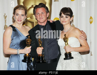 Kate Winslett, Sean Penn und Penelope Cruz - 81th Oscar Awards im Kodak Theater in Los Angeles. - WinslettKate PennSean CruzPenelope 042. jpgWinslettKate PennSean CruzPenelope 042 Event in Hollywood Leben - Kalifornien, Red Carpet Event, USA, Filmindustrie, Prominente, Fotografie, Bestof, Kunst, Kultur und Unterhaltung, Topix prominente Mode, Besten, Hollywood Leben, Event in Hollywood Leben - Kalifornien, backstage Trophäe, Auszeichnungen zeigen, Film Stars, TV Stars, Musik, Promis, Topix, Bestof, Kunst, Kultur und Unterhaltung, Fotografie, Anfrage tsuni Stockfoto