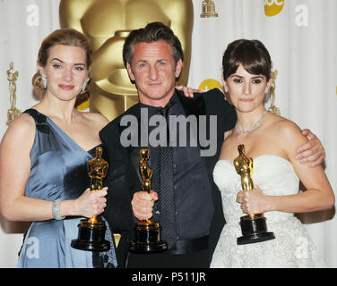 Kate Winslett, Sean Penn und Penelope Cruz - 81th Oscar Awards im Kodak Theater in Los Angeles. - WinslettKate PennSean CruzPenelope 043. jpgWinslettKate PennSean CruzPenelope 043 Event in Hollywood Leben - Kalifornien, Red Carpet Event, USA, Filmindustrie, Prominente, Fotografie, Bestof, Kunst, Kultur und Unterhaltung, Topix prominente Mode, Besten, Hollywood Leben, Event in Hollywood Leben - Kalifornien, backstage Trophäe, Auszeichnungen zeigen, Film Stars, TV Stars, Musik, Promis, Topix, Bestof, Kunst, Kultur und Unterhaltung, Fotografie, Anfrage tsuni Stockfoto