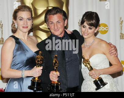 Kate Winslett, Sean Penn und Penelope Cruz - 81th Oscar Awards im Kodak Theater in Los Angeles. - WinslettKate PennSean CruzPenelope 044. jpgWinslettKate PennSean CruzPenelope 044 Event in Hollywood Leben - Kalifornien, Red Carpet Event, USA, Filmindustrie, Prominente, Fotografie, Bestof, Kunst, Kultur und Unterhaltung, Topix prominente Mode, Besten, Hollywood Leben, Event in Hollywood Leben - Kalifornien, backstage Trophäe, Auszeichnungen zeigen, Film Stars, TV Stars, Musik, Promis, Topix, Bestof, Kunst, Kultur und Unterhaltung, Fotografie, Anfrage tsuni Stockfoto