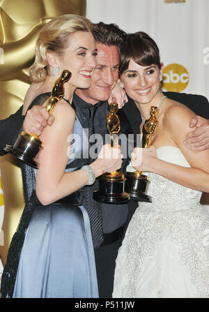 Kate Winslett, Sean Penn und Penelope Cruz - 81th Oscar Awards im Kodak Theater in Los Angeles. - WinslettKate PennSean CruzPenelope 045. jpgWinslettKate PennSean CruzPenelope 045 Event in Hollywood Leben - Kalifornien, Red Carpet Event, USA, Filmindustrie, Prominente, Fotografie, Bestof, Kunst, Kultur und Unterhaltung, Topix prominente Mode, Besten, Hollywood Leben, Event in Hollywood Leben - Kalifornien, backstage Trophäe, Auszeichnungen zeigen, Film Stars, TV Stars, Musik, Promis, Topix, Bestof, Kunst, Kultur und Unterhaltung, Fotografie, Anfrage tsuni Stockfoto