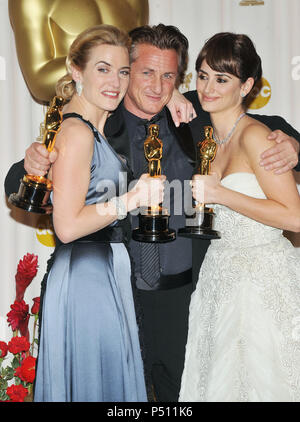 Kate Winslett, Sean Penn und Penelope Cruz - 81th Oscar Awards im Kodak Theater in Los Angeles. - WinslettKate PennSean CruzPenelope 046. jpgWinslettKate PennSean CruzPenelope 046 Event in Hollywood Leben - Kalifornien, Red Carpet Event, USA, Filmindustrie, Prominente, Fotografie, Bestof, Kunst, Kultur und Unterhaltung, Topix prominente Mode, Besten, Hollywood Leben, Event in Hollywood Leben - Kalifornien, backstage Trophäe, Auszeichnungen zeigen, Film Stars, TV Stars, Musik, Promis, Topix, Bestof, Kunst, Kultur und Unterhaltung, Fotografie, Anfrage tsuni Stockfoto