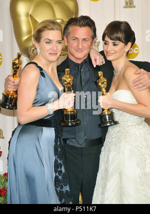 Kate Winslett, Sean Penn und Penelope Cruz - 81th Oscar Awards im Kodak Theater in Los Angeles. - WinslettKate PennSean CruzPenelope 047. jpgWinslettKate PennSean CruzPenelope 047 Event in Hollywood Leben - Kalifornien, Red Carpet Event, USA, Filmindustrie, Prominente, Fotografie, Bestof, Kunst, Kultur und Unterhaltung, Topix prominente Mode, Besten, Hollywood Leben, Event in Hollywood Leben - Kalifornien, backstage Trophäe, Auszeichnungen zeigen, Film Stars, TV Stars, Musik, Promis, Topix, Bestof, Kunst, Kultur und Unterhaltung, Fotografie, Anfrage tsuni Stockfoto