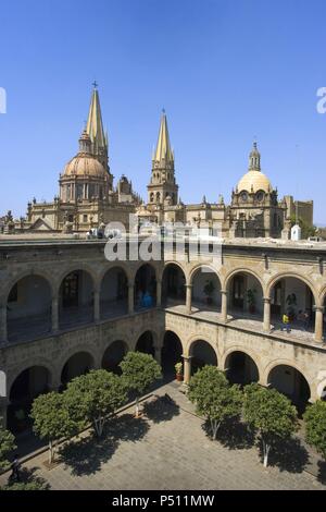 PALACIO DEL REGIERUNG. Construído en el Siglo XVIII. Vista parcial del Patio Interieur. Al fondo, La Catedral (1571-1618). GUADALAJARA. Estado de Jalisco. México. Stockfoto