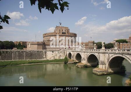 Italien. Rom. Mausoleum von Kaiser Hadrian oder Schloss Sant'Angelo. In 139 N.CHR. erbaut und verwandelte sich in eine Festung im Mittelalter. Das Mausoleum mit Brücke und dem Tiber. Stockfoto