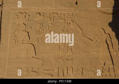 Ägyptische Kunst Großen Tempel von Ramses II. 19. Dynastie. Neuen Reich. Reliefs, Ramses II. und dem Königlichen Patronen. Abu Simbel. Ägypten. Stockfoto