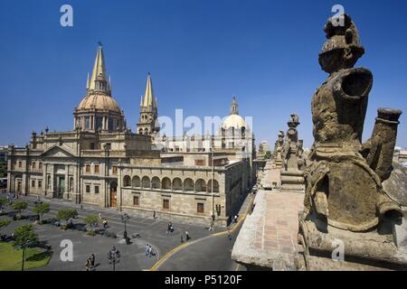 Mexiko. GUADALAJARA. Vista parcial de la PLAZA DE ARMAS con la Catedral, construida entre Los años 1571 y 1618. Fue iniciada por el arquitecto Martín CASILLAS. La Cúpula absidal es Obra de Manuel GOMEZ IBARRA. Estado de Jalisco. Stockfoto