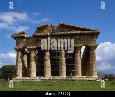 Griechische Kunst. Magna Grecia. Italien. Paestum. Tempel des Neptun, der tatsächlich an die Göttin Hera gewidmet. Um 450-460 v. Chr. erbaut. Dorischen Stil. Vorne. Stockfoto