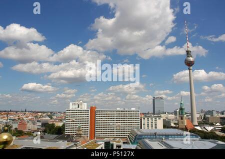 ALEMANIA. BERLIN. Panorámica de la Ciudad desde La Cúpula de la Catedral (Berliner Dom). A la Derecha, la Torre de Televisión (Fernsehturn), construída entre Los años 1965 y 1969 por la extinta RDA (República Democrática Alemana). Stockfoto