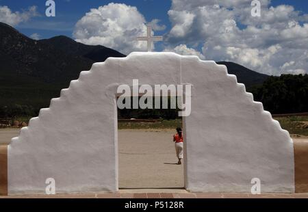 In den Vereinigten Staaten. Taos Pueblo. Von Tiwa Indianern der Pueblo Stamm bewohnt. UNESCO-Weltkulturerbe. Gewölbte Eingang zur Kapelle des Hl. Hieronymus, 1850. Zustand von New Mexiko. Stockfoto