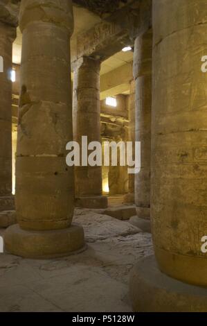 Ägypten. Abydos. Tempel von Seti I. Neuen Reich. 19. Dynastie. Die zweite hypostyle Halle. Spalten. 1292-1189 v. Chr.. Stockfoto