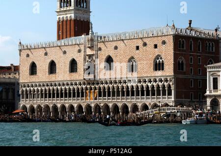 Italien. Venedig. Ansicht des herzoglichen Palast des Dogen, erbaut zwischen 1309 und 1442 als Residenz des Dogen. Ist mit Marmor Gittern eingerichtet und durch eine Vorhalle mit Säulen und Galerien umgeben, mit zwei Balkonen an der Spitze unter den großen Bogenfenstern öffnen auf dem Marmor Wand. Veneto. Stockfoto