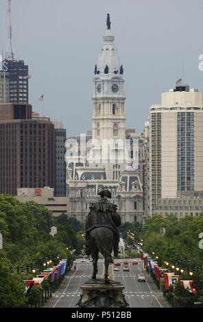 USA. Pennsylvania. Philadelphia. In den ersten Platz, das Denkmal von George Washington. Im Hintergrund, das Rathaus. Stockfoto