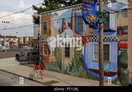 Vereinigten Staaten. Pennsylvania. Philadelphia. Powelton Village Nachbarschaft. Mutter und Tochter auf der Straße. Stockfoto