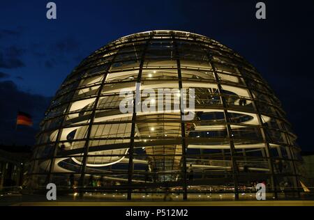 Kuppel des Reichstags, Sitz des Deutschen Bundestages, gestaltet von Norman Foster (b.1935). Innenraum. Nacht. Berlin. Deutschland. Stockfoto