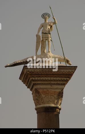 Saint Theodore Statue, Patron von Venedig, auf einem Granit Spalte in der Piazzetta. Venedig. Italien. Stockfoto