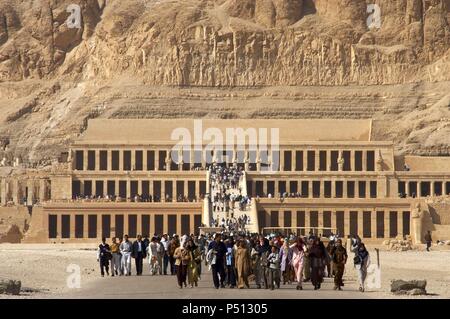 Ägypten. Touristen, die in den Tempel der Hatschepsut. Vom Architekten Senemut konzipiert. Deir el-Bahari. Stockfoto