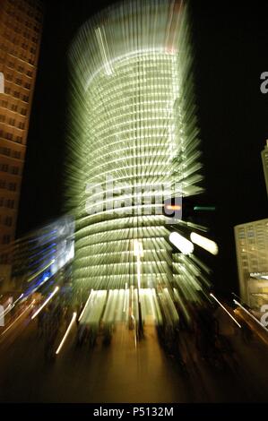 Deutschland. Berlin. Gebäude der Deutschen Bahn (DB). Wirkung der Lichter. Stockfoto