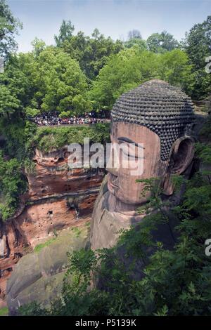 Leshan Giant Buddha (713-803). In eine Klippe des Mount Lingyun geschnitzt. Zeigt Maitreya Buddha sitzt. Provinz Sichuan. China. Stockfoto