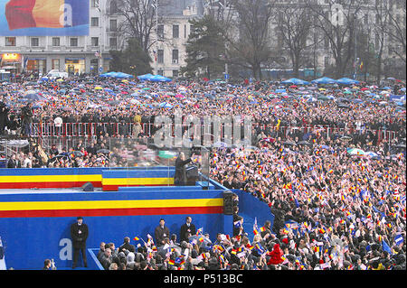 Mit dem rumänischen Präsident Iliescu, Präsident George W. Bush Wellen zu Tausenden von Rumänen Samstag, November 23, 2002 auf dem Platz der Revolution in Bukarest, Rumänien. Stockfoto